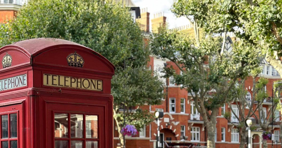 A close up photo of a traditional English red telephone box.